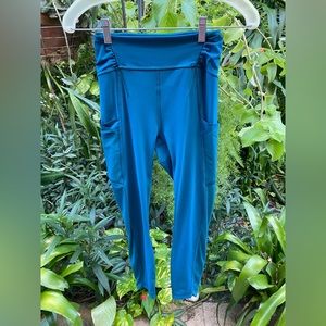 LULULEMON Legging size 4 capri length mesh accents